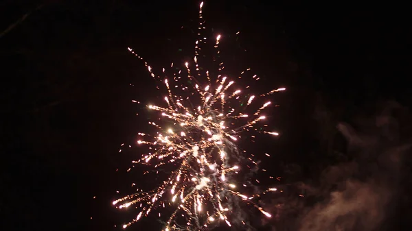 Výkonné aplikace fireworks na noční obloze — Stock fotografie