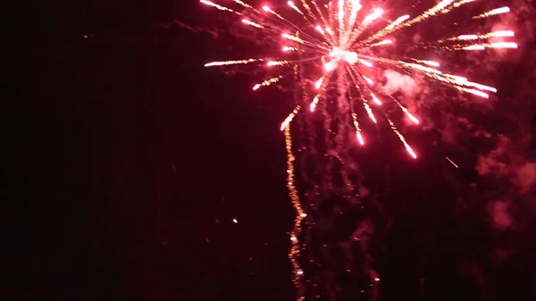 Fogos de artifício poderosos no céu noturno — Fotografia de Stock