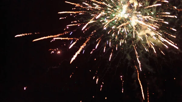 Fogos de artifício poderosos no céu noturno — Fotografia de Stock