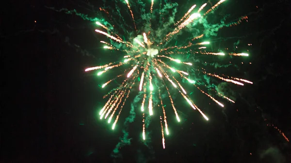 Poderosos fuegos artificiales en el cielo nocturno — Foto de Stock