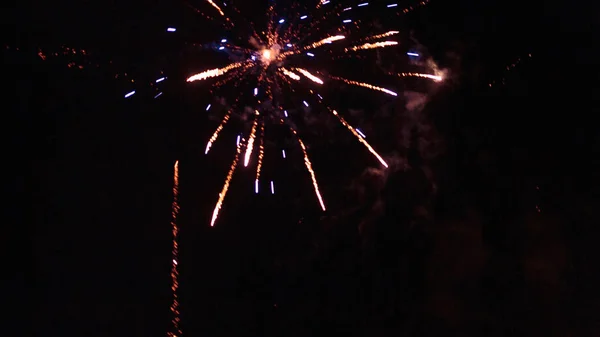 Krachtige vuurwerk in de nachtelijke hemel — Stockfoto