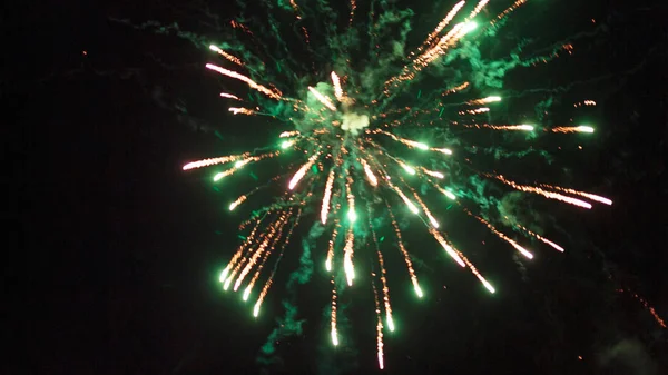 Výkonné aplikace fireworks na noční obloze — Stock fotografie