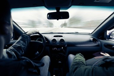 Kış yolda bir araba