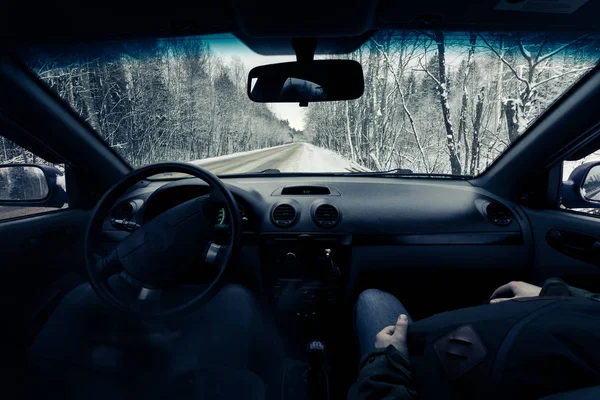 Jazda samochodem na zimowe drogi — Zdjęcie stockowe