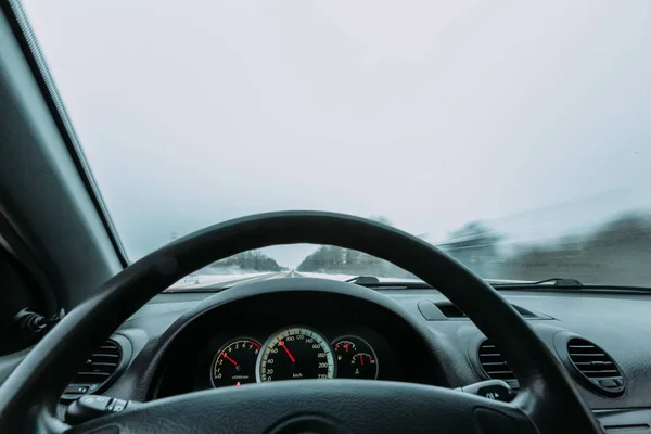 Jazda za kierownicą samochodu w zimie — Zdjęcie stockowe
