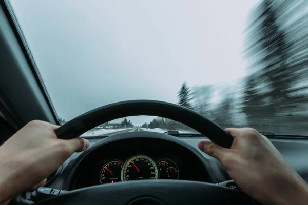 Cavalcare al volante di un'auto in inverno — Foto Stock