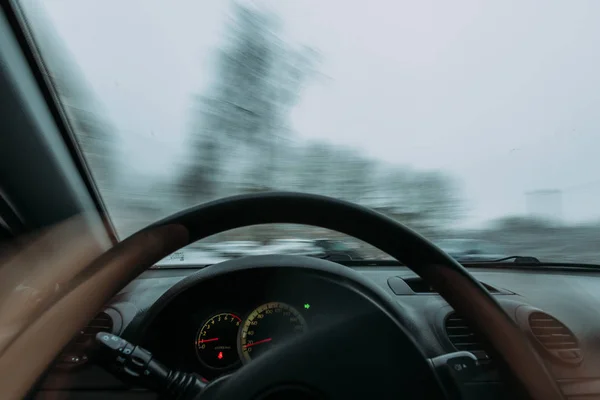 Im Winter hinterm Steuer eines Autos — Stockfoto