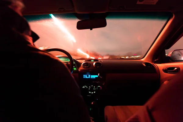 Jazda na samochody na drodze w nocy — Zdjęcie stockowe