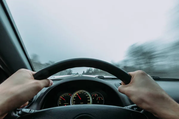 Οδήγηση πίσω από το τιμόνι ενός αυτοκινήτου το χειμώνα — Φωτογραφία Αρχείου