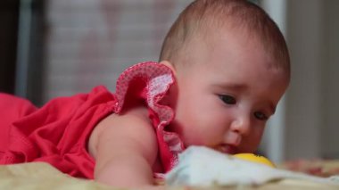 yumuşak bir yüzey ve çalış üzerinde yalan küçük bebek kız.