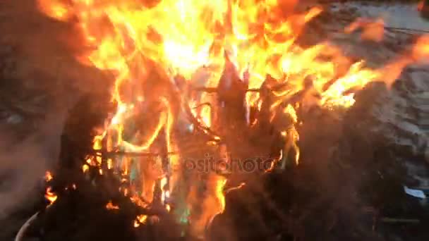 화재 슬로우 모션 비디오에서 전선 전기 구리 굽기. — 비디오