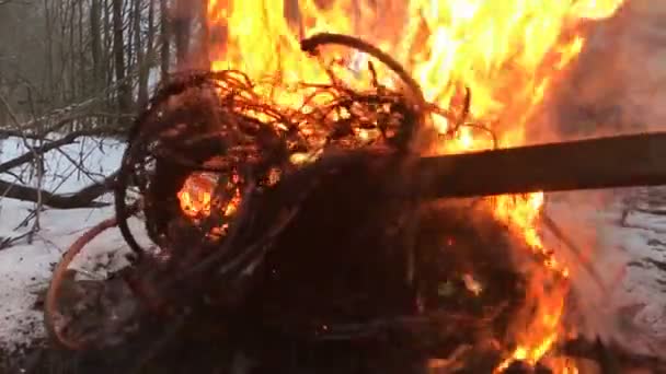 Queima de fios de cobre elétricos no fogo vídeo em câmera lenta . — Vídeo de Stock