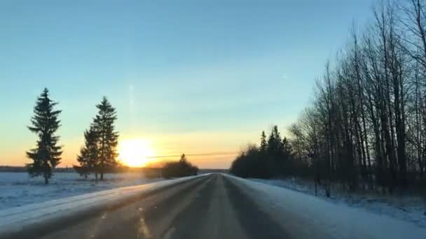 Езда на машине по зимней дороге в хороший солнечный день . — стоковое видео