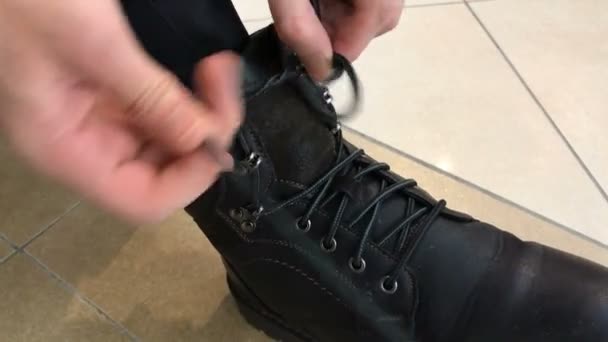 Mengikat tali sepatu close-up — Stok Video