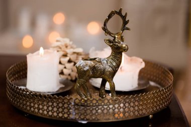 Tatil Ren geyiği şamdan metal heykel arka plan Noel ağacı üzerinde.