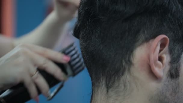 Barber cuts the hair of the client with clipper. — Stock Video