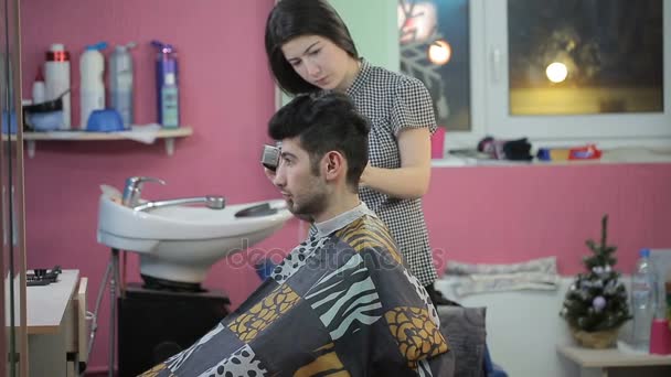 Barbeiro corta o cabelo do cliente com clipper . — Vídeo de Stock