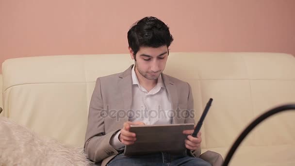 Podnikatel, kouření vodní dýmky a relaxaci, drží tablet. — Stock video