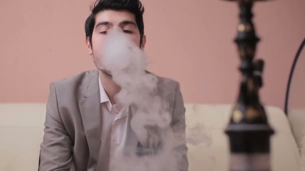 Cámara se moverá de derecha a izquierda como un hombre de negocios quitando humo shisha y relajarse . — Vídeos de Stock