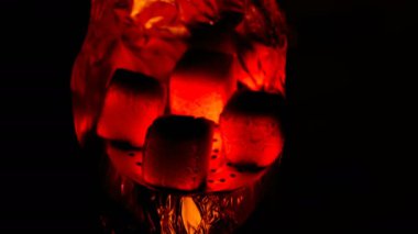 Kömürü nargile kase içinde karanlık portre. Zaman atlamalı video.