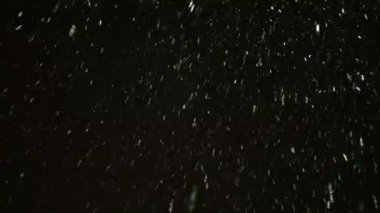 Kış kar yağışı gece alt görünümü.