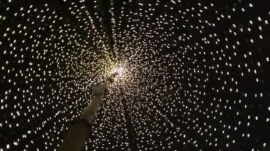 Gökyüzü kule kameradaki parlak ışıklar çok tabandan ve iplik vuruyor.