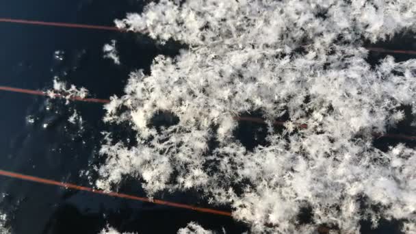 Lager snö smälter i bakrutan på bilen. — Stockvideo
