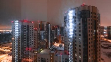 Rusya Saint Petersburg geceleri ve birçok ışık.