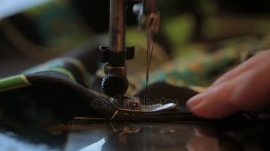 Dikiş makinesi dikiş kumaş ve el kontrol işlemi.