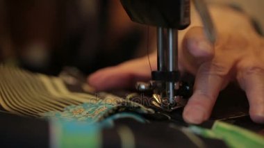 Dikiş makinesi dikiş kumaş ve el kontrol işlemi.