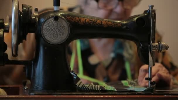 La abuela trabaja en una máquina de coser . — Vídeos de Stock