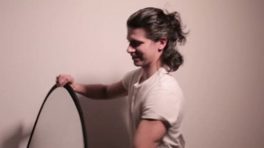 Yakışıklı adam müzik ile eğleniyor.