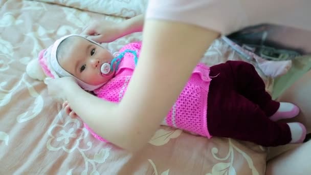 Maman met le petit bébé dans des vêtements d'hiver pour la marche . — Video