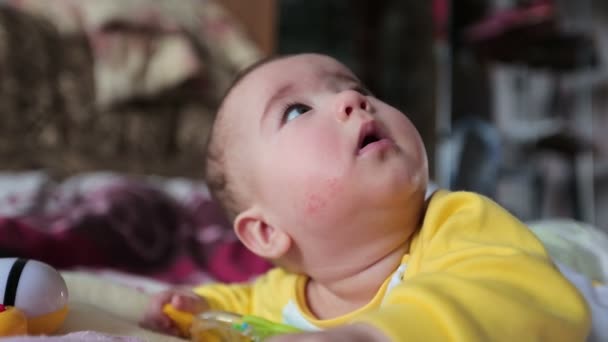 Pequeno bebê feliz no tapete . — Vídeo de Stock