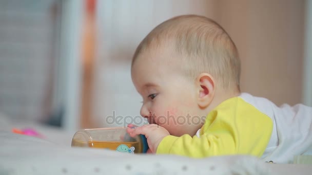 Kleines glückliches Baby auf dem Bett. — Stockvideo