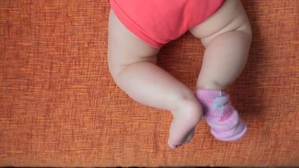 De kleine baby voet te dragen zonder het ander. — Stockvideo