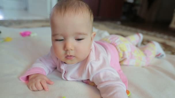 Petit bébé heureux sur le tapis . — Video