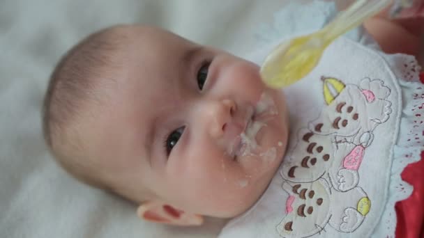 Mamá alimenta a su pequeño bebé con una cuchara. Vista superior . — Vídeos de Stock