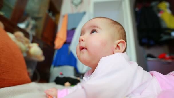 Kleines glückliches Baby auf dem Teppich. — Stockvideo