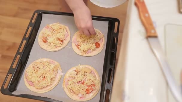 Mani femminili versando formaggio sulla pizza fatta in casa . — Video Stock