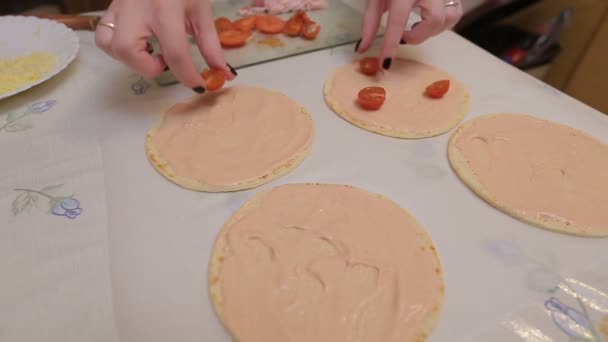 Жіноча рука додавання інгредієнтів до домашньої піци . — стокове відео