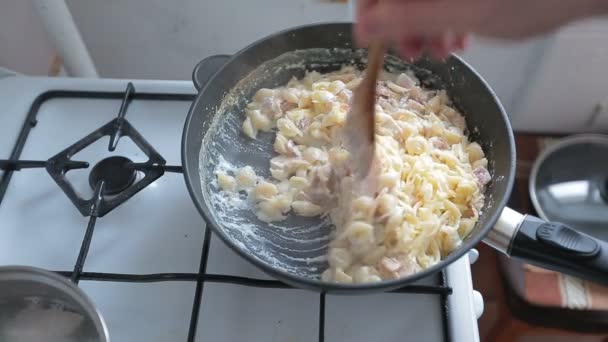 Lidská ruka Mixuje potraviny s dřevěnou lopatou. — Stock video