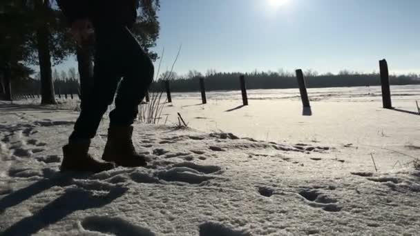 Homem pernas chutando neve durante o dia . — Vídeo de Stock