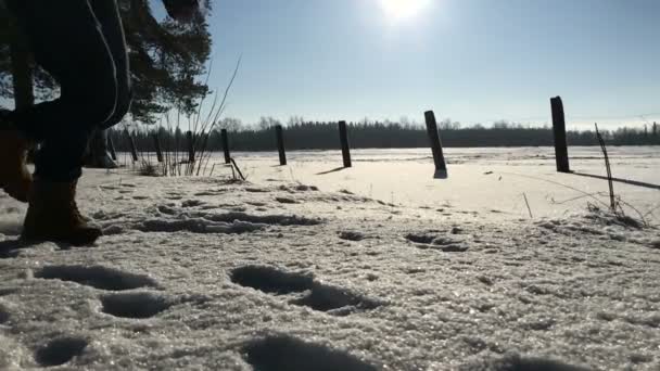 Homem pernas chutando neve durante o dia . — Vídeo de Stock