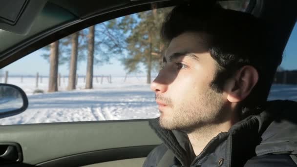 Guy with a beard sitting in a car and thinking about something. — Stock Video