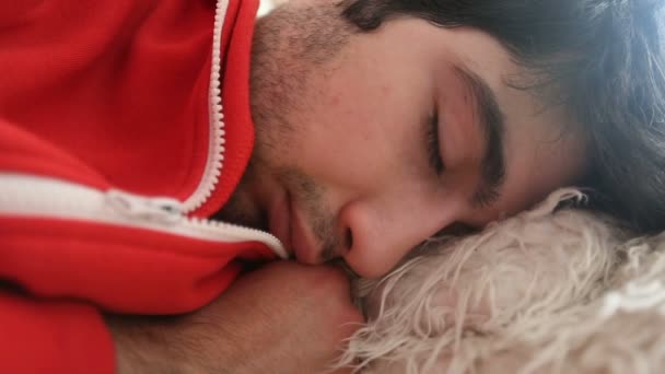 Un caucazian a dormit până când s-a trezit . — Videoclip de stoc