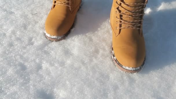 Κάμερα κινήσεις από κάτω προς τα και αφαιρέστε τα πόδια για τις χειμερινές μπότες και μάλλινα κάλτσες. — Αρχείο Βίντεο
