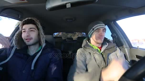 Dos tipos en el coche bailando bailes modernos en el invierno . — Vídeos de Stock