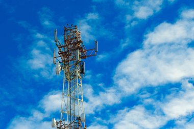 Telefon kule üzerinde arka plan mavi gökyüzü ve bulutlar.