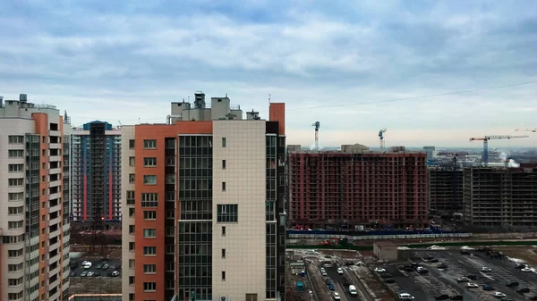 Multi storey huizen van de grote stad overdag. — Stockfoto